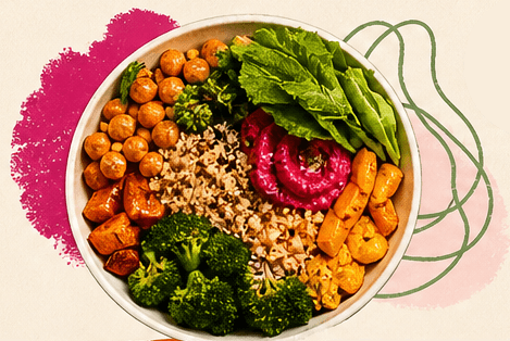 Bowl de grãos, legumes assados e folhas verdes visto de cima